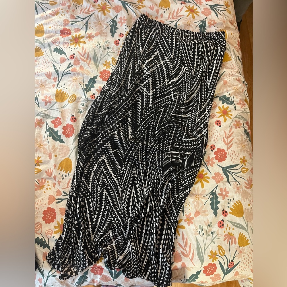 Chic Black and White Zigzag Skirt